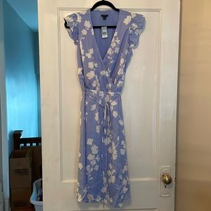 NWT Ann Taylor Wrap Dress in Blue/Periwinkle with White Floral Pattern (Size 8P)